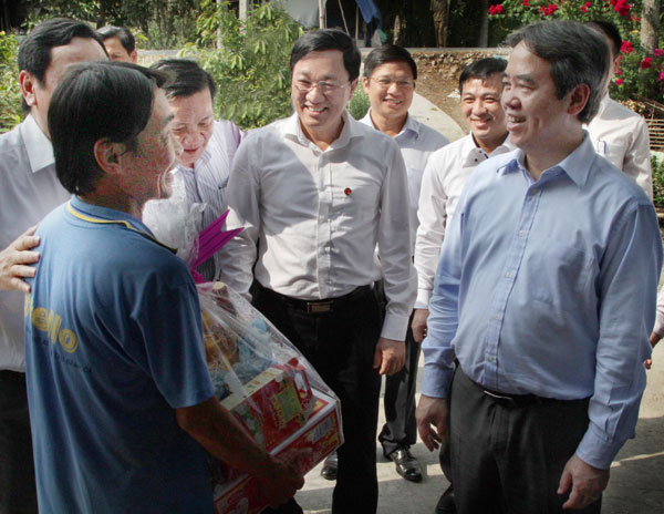 Ông Nguyễn Tấn Lực (bên trái) cảm ơn sự quan tâm của Thống đốc Nguyễn Văn Bình và NHCSXH