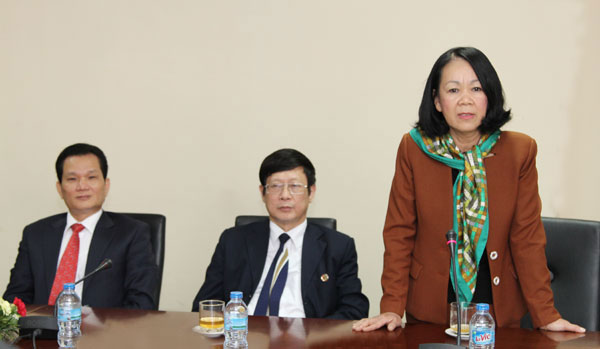 Chủ nhiệm Ủy ban về các vấn đề xã hội của Quốc hội Trương Thị Mai chúc mừng những thành tựu mà NHCSXH đạt được trong năm qua