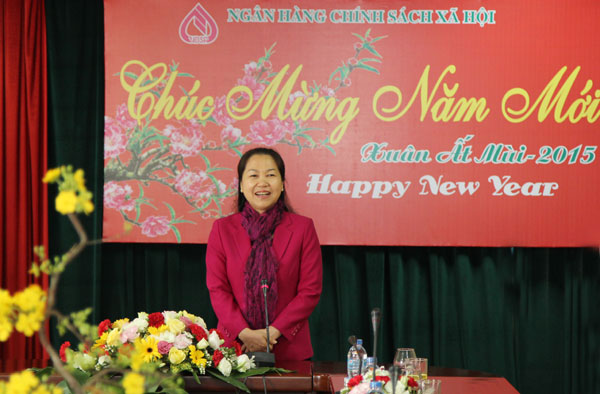 Phó Chủ tịch Tổng LĐLĐ Việt Nam Nguyễn Thị Thu Hồng chúc Tết NHCSXH