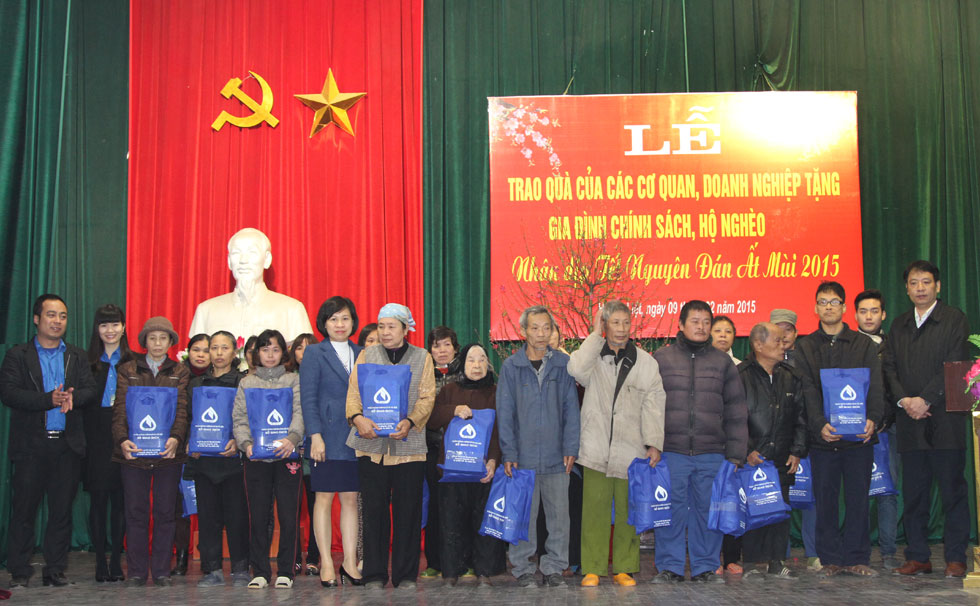 Sở giao dịch NHCSXH trao quà cho các gia đình chính sách ở phường Hoàng Liệt, quận Hoàng Mai (TP. Hà Nội)