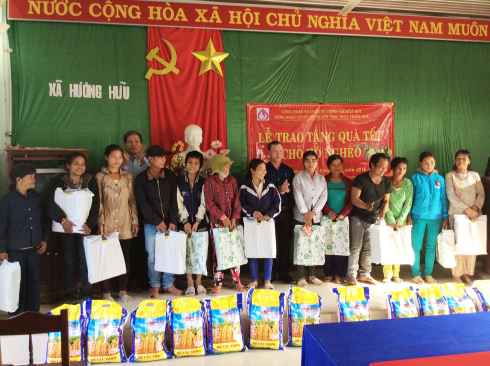 Hộ nghèo tại một số xã thuộc huyện Nam Đông và A Lưới (Thừa Thiên - Huế) nhận quà từ NHCSXH chi nhánh tỉnh