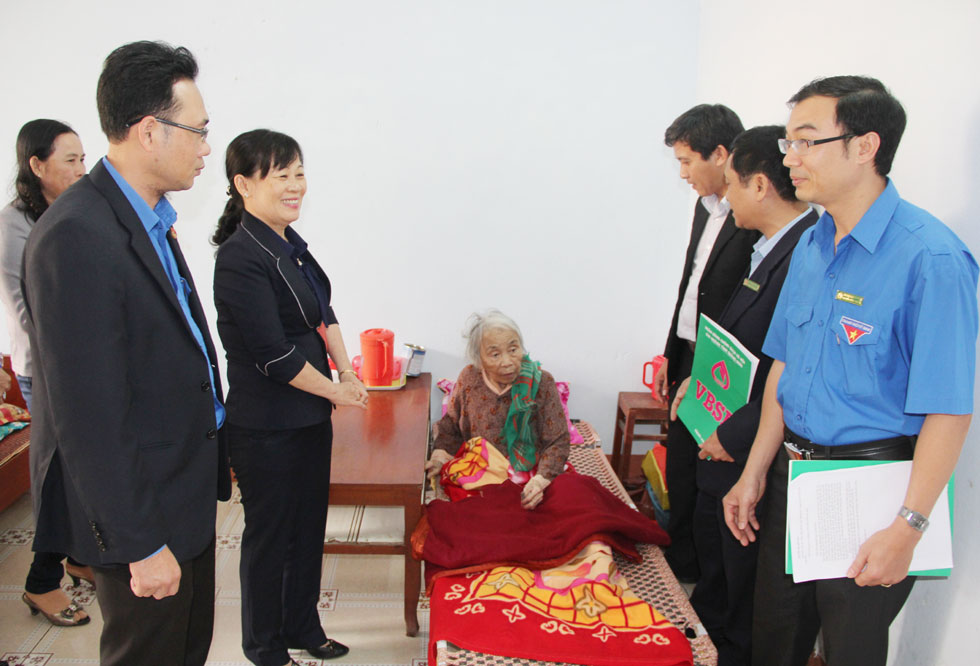 Công đoàn cơ sở NHCSXH tỉnh Quảng Ngãi thăm hỏi các Mẹ Việt Nam Anh hùng nhân Tết cổ truyền của dân tộc