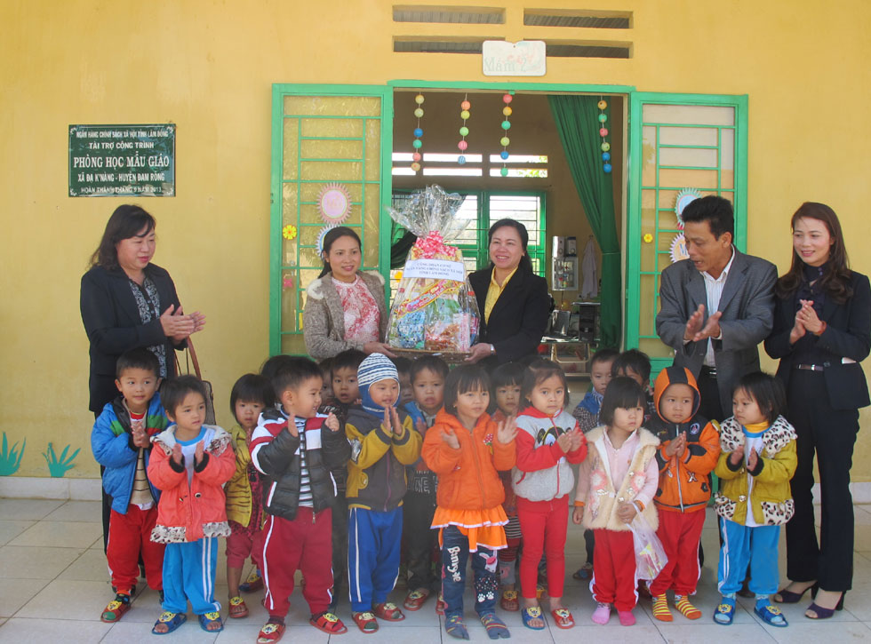 Động viên cô và trò trường mẫu giáo xã ĐạKnàng, huyện Đam Rông (Lâm Đồng) trước mùa Xuân mới