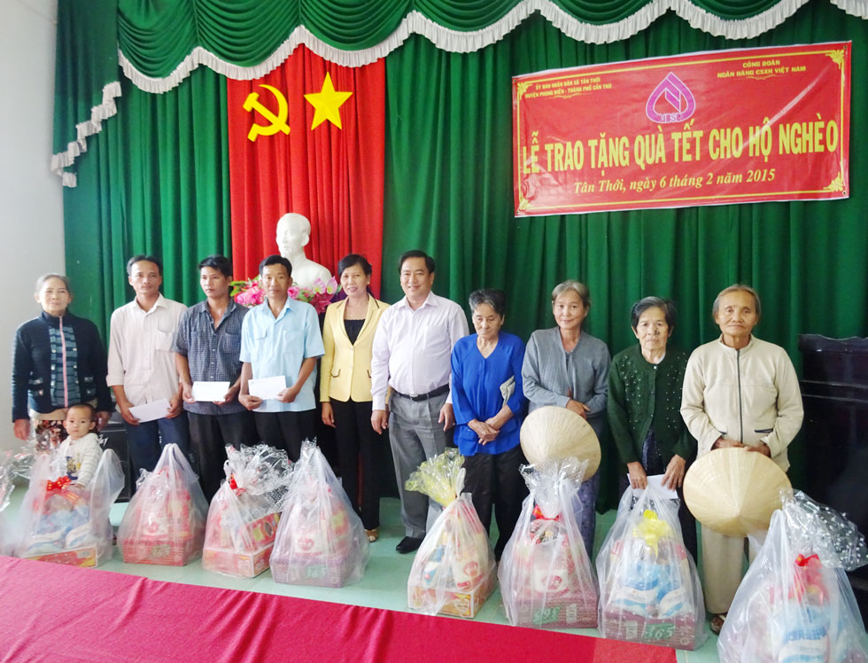 Hộ nghèo ở xã Tân Thới, huyện Phong Điền (TP. Cần Thơ) nhận quà Tết từ NHCSXH