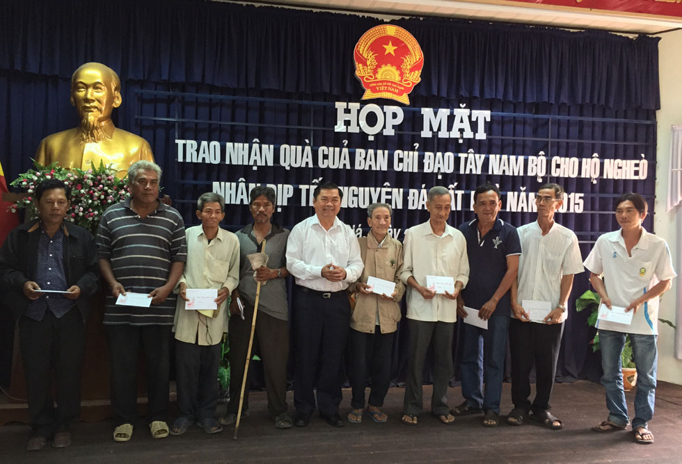 Công đoàn NHCSXH và Ban chỉ đạo Tây Nam bộ tặng 375 suất quà Tết cho hộ nghèo các tỉnh An Giang, Đồng Tháp và TP. Cần Thơ