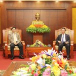 Tổng giám đốc Dương Quyết Thắng (trái) và đồng chí Bùi Văn Tỉnh - Bí thư tỉnh ủy Hòa Bình tại buổi làm việc