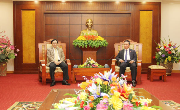 Tổng giám đốc Dương Quyết Thắng (trái) và đồng chí Bùi Văn Tỉnh - Bí thư tỉnh ủy Hòa Bình tại buổi làm việc