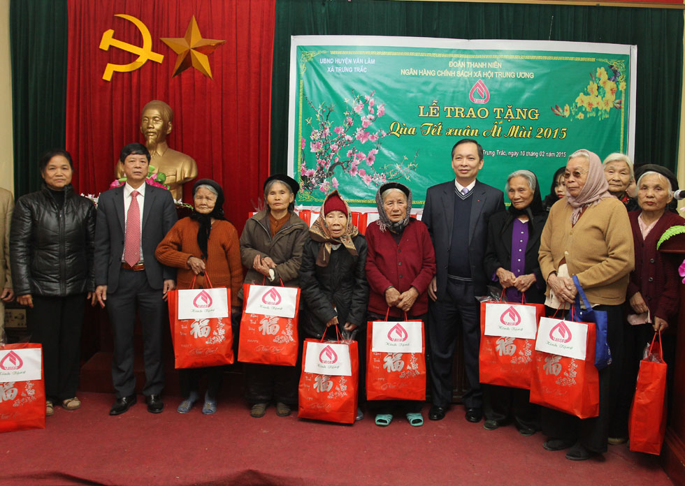 Phó Thống đốc NHNN Đào Minh Tú cùng NHCSXH thăm hỏi, tặng quà các Mẹ liệt sĩ, người cao tuổi và các đối tượng chính sách tại xã Trưng Trắc, huyện Văn Lâm (Hưng Yên)