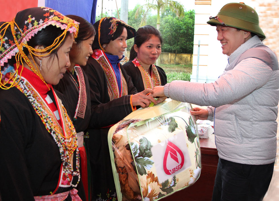 Những chiếc chăn ấm được Tổng giám đốc Dương Quyết Thắng trao tặng cho 258 hộ nghèo, đồng bào dân tộc ở xã Mậu Tuấn, huyện Sơn Động (Bắc Giang)...