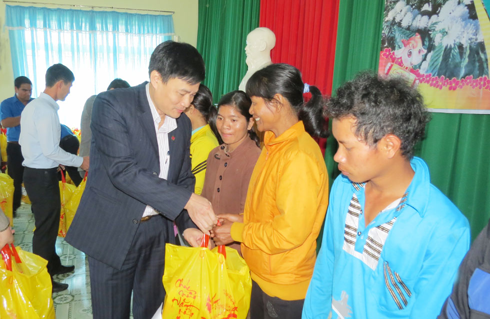 Phó Tổng giám đốc Bùi Quang Vinh trao quà Tết cho 273 hộ nghèo, hộ có hoàn cảnh khó khăn tại xã Yang Mao, huyện Krông Bông (Đắk Lắk)