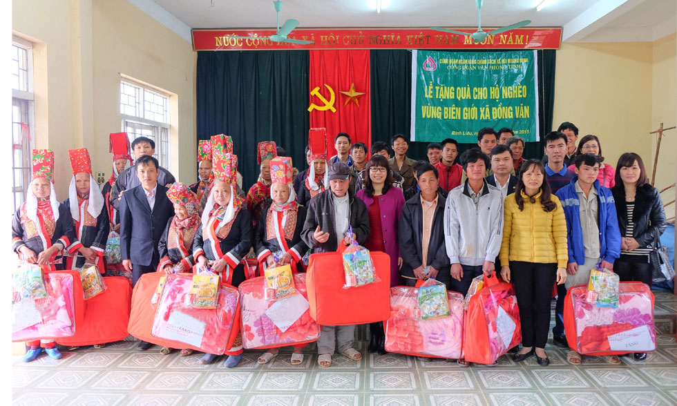 NHCSXH chi nhánh tỉnh Quảng Ninh trao quà Tết cho hộ nghèo xã Đồng Văn, huyện Bình Liêu