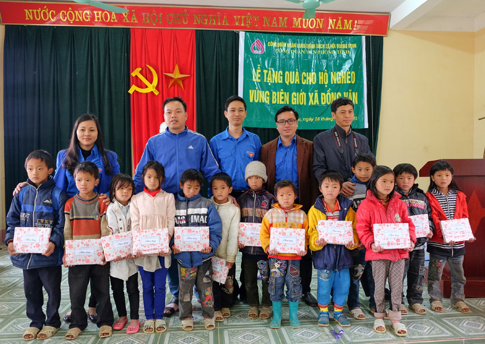 Trẻ em nghèo ở các xã vùng biên tỉnh Quảng Ninh nhận quà từ đoàn viên thanh niên NHCSXH tỉnh