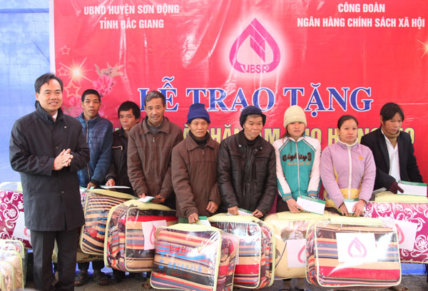 Lãnh đạo UBND tỉnh Bắc Giang trao quà cho các hộ gia đình