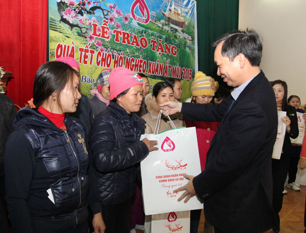 Phó Thống đốc NHNN Đào Minh Tú trao quà Tết cho các hộ gia đình