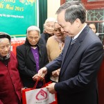 Phó Thống đốc NHNN Đào Minh Tú trao quà tết cho các Mẹ liệt sĩ