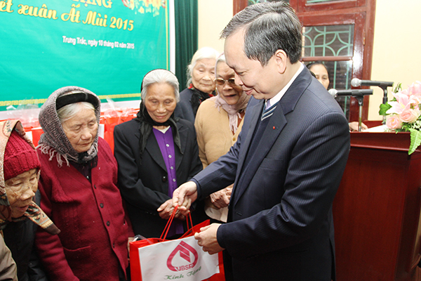 Phó Thống đốc NHNN Đào Minh Tú trao quà tết cho các Mẹ liệt sĩ