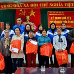 Các hộ nghèo ở phường Phú Thịnh nhận quà Tết