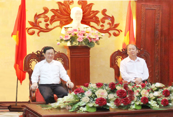 Tổng Giám đốc Dương Quyết Thắng (trái) làm việc với đồng chí Võ Văn Phuông, Ủy viên BCH TW Đảng - Bí thư Tỉnh ủy Tây Ninh