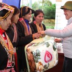 Chị Triệu Thị Cúc và bà con trong xã Tuấn Mậu nhận quà từ Tổng Giám đốc NHCSXH Dương Quyết Thắng