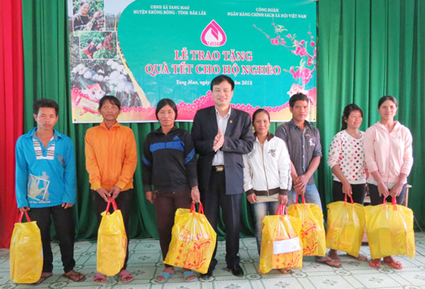 Phó Tổng Giám đốc Bùi Quang Vinh tặng quà cho hộ nghèo, hộ có hoàn cảnh khó khăn