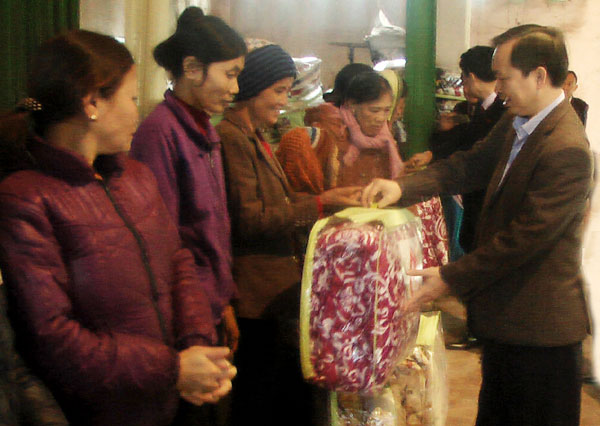 Phó Thống đốc NHNN Đào Minh Tú trao quà cho các hộ nghèo