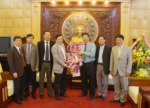 Tổng giám đốc Dương Quyết Thắng (thứ tư bên trái qua) chúc mừng đồng chí Bùi Văn Hải nhận nhiệm vụ Bí thư Tỉnh ủy Bắc Giang