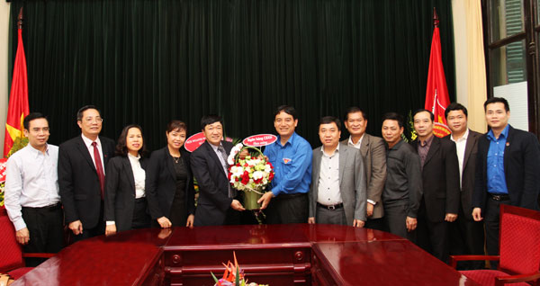 Tổng giám đốc Dương Quyết Thắng chúc mừng những cán bộ làm công tác đoàn nhân Ngày thành lập Đoàn TNCS Hồ Chí Minh 26/3