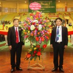 Phó Chủ tịch thường trực Công đoàn Ngân hàng Việt Nam Nguyễn Văn Tân (bên trái) chúc mừng Ban tổ chức Hội thao khu vực I