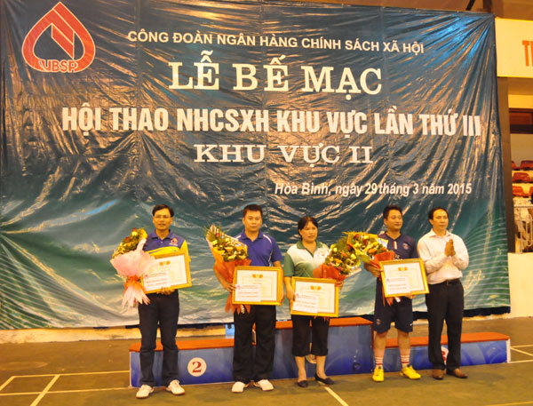 Ban tổ chức trao Giải phong trào cho 4 đoàn: Bắc Ninh, Bắc Giang, Lào Cai, Yên Bái