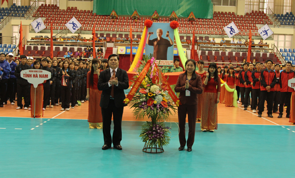 Phó Chủ tịch UBND tỉnh Ninh Bình Đinh Trung Phụng (bên trái) chúc mừng Ban tổ chức Hội thao khu vực IV