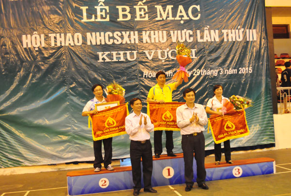 Ba đội thi đến từ NHCSXH tỉnh Điện Biên, Hoà Bình, Lai Châu đã giành giải Nhất, Nhì, Ba toàn đoàn tại Hội thao NHCSXH lần thứ III - Khu vực II