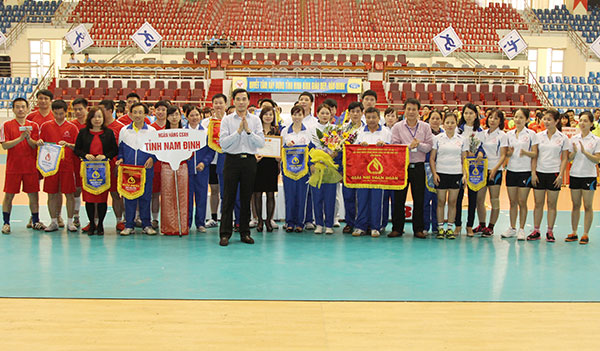 Đồng chí Nguyễn Minh Khôi (áo trắng đứng giữa) - Giám đốc NHNN chi nhánh tỉnh Ninh Bình trao giải Nhì toàn đoàn cho NHCSXH tỉnh Nam Định