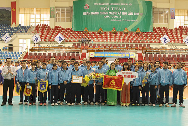 Giải Ba được trao cho Đoàn vận động viên chi nhánh NHCSXH tỉnh Ninh Bình