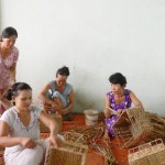 Vốn chính sách đã giúp nhiều hội viên phụ nữ nghèo phát triển nghề đan lát, đem lại hiệu quả kinh tế cao