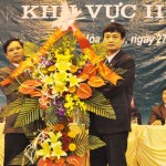 Phó Tổng giám đốc NHCSXH Bùi Quang Vinh (bên phải) chúc mừng Ban Tổ chức Hội thao khu vực II