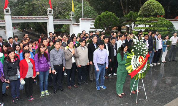 Đoàn cán bộ, viên chức và người lao động NHCSXH dâng hoa tưởng niệm tại khu di tích Ngã ba Đồng lộc