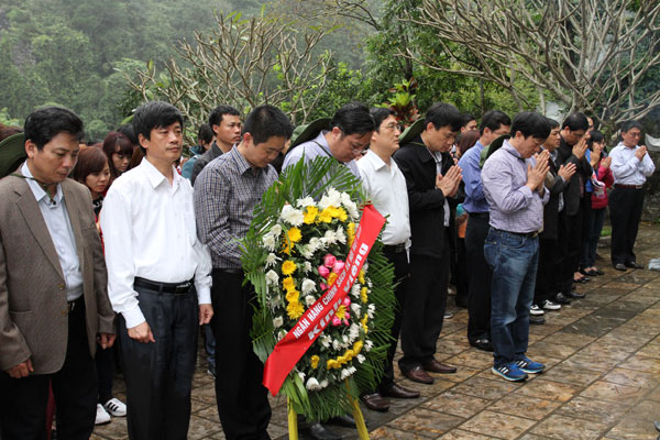 Đoàn dân hương tưởng niệm những người con đất Việt đã ngã xuống cho độc lập dân tộc tại hang Tám Cô