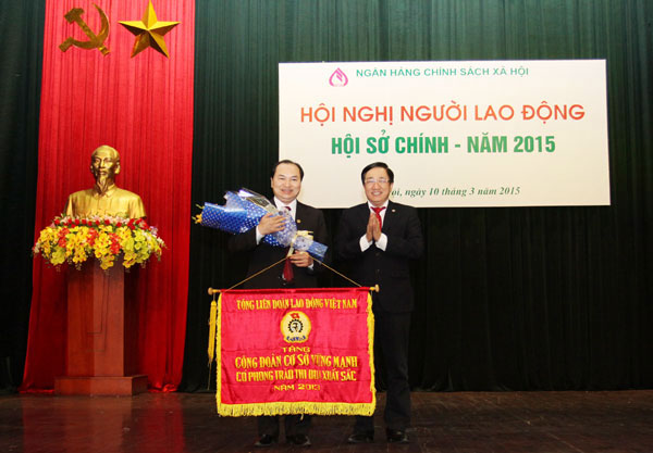 Công đoàn cơ sở Hội sở chính NHCSXH nhận Cờ thi đua của Tổng Liên đoàn lao động Việt Nam