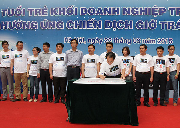 Đồng chí Nguyễn Duy Thắng - Phó Bí thư Đoàn Thanh niên NHCSXH TW ký cam kết tiết kiệm năng lượng