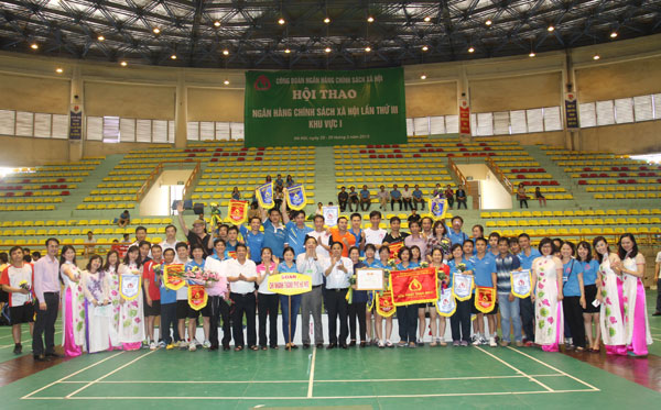 Ban tổ chức Hội thao khu vực I trao giải Nhất toàn đoàn cho chi nhánh thành phố Hà Nội