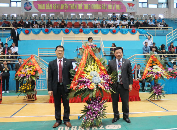 Chủ tịch Công đoàn NHCSXH Đoàn Văn Khải (bên trái) chúc mừng Ban tổ chức Hội thao khu vực III