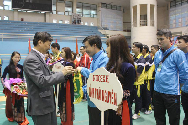 Phó Chủ tịch UBND tỉnh kiêm Trưởng Ban đại diện HĐQT NHCSXH tỉnh Thái Nguyên Đặng Viết Thuần tặng cờ lưu niệm các đoàn vận động viên