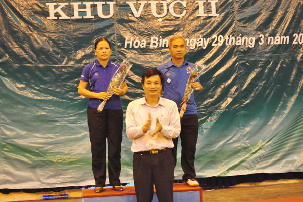 Đồng chí Bùi Quang Vinh, Phó Tổng giám đốc chúc mừng 2 vận động viên cao tuổi nhất tham gia Hội thao khu vực II