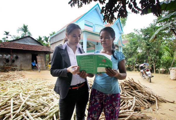 Chị Trần Thị Hồng Oanh (trái) thường xuyên xuống cơ sở để lắng nghe tâm tư nguyện vọng của bà con vay vốn