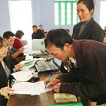 Giải ngân vốn cho hộ nghèo và các đối tượng chính sách khác tại Điểm giao dịch xã An Thịnh, huyện Lương Tài (Bắc Ninh)