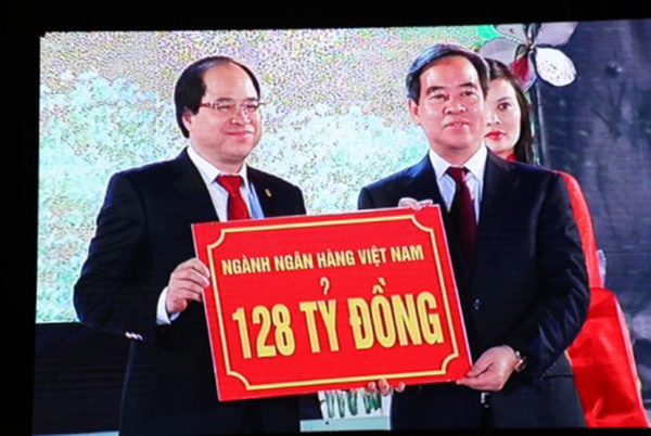 Đồng chí Nguyễn Văn Bình, Uỷ viên BCH TW Đảng - Thống đốc NHNN Việt Nam (phải) trao tượng trưng 128 tỷ đồng cho chương trình an sinh xã hội “Chung tay cùng đồng bào Tây Bắc”