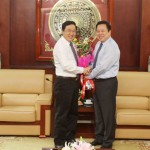 Tổng giám đốc Dương Quyết Thắng (bên trái) chúc mừng đồng chí Nguyễn Hoàng Anh nhận nhiệm vụ Bí thư Tỉnh ủy Cao Bằng