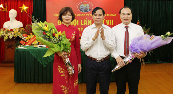Đồng chí Nguyễn Đức Vui (giữa) - Phó Bí thư thường trực Đảng ủy NHCSXH TW chúc mừng các đồng chí được Đại hội bầu là Bí thư, Phó Bí thư Chi bộ Hợp tác quốc tế và Truyền thông, nhiệm kỳ 2015 - 2017