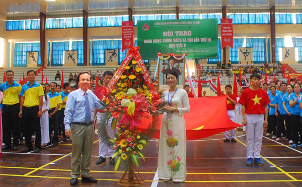 Đồng chí Võ Duy Khương (bên trái) chúc mừng Ban tổ chức Hội thao khu vực V