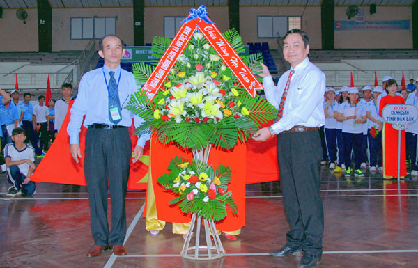 Phó Tổng Giám đốc NHCSXH Võ Minh Hiệp (bên phải) chúc mừng Ban tổ chức Hội thao khu vực VI